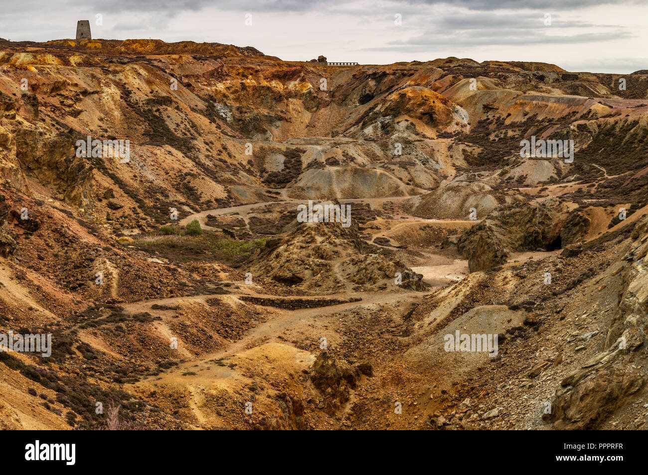 L'orange et brun paysage de la mine de cuivre désaffectée Parys Mountain, Anglesey, au nord du Pays de Galles. Banque D'Images