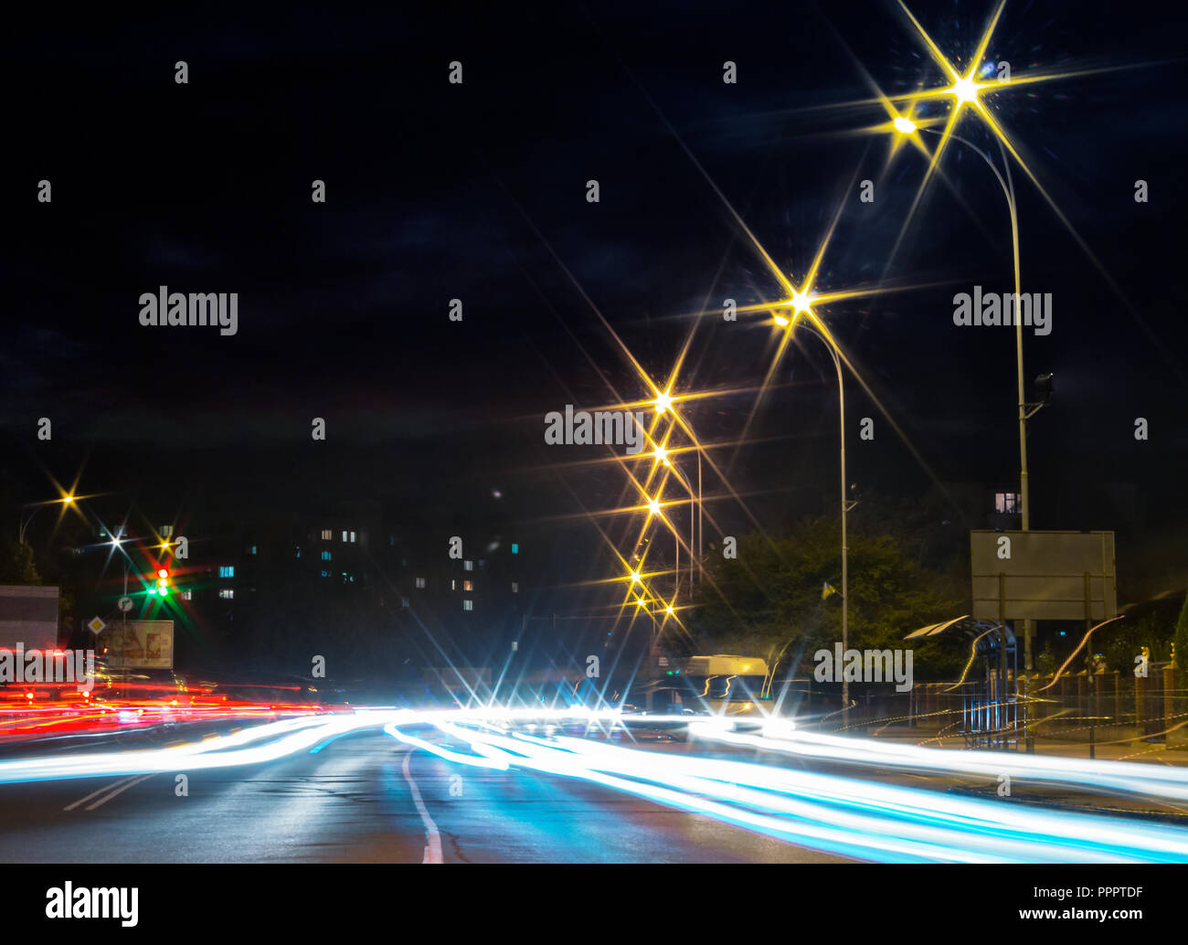 Des traces de voiture le soir. rue des lumières de la ville starburst. large route mène sur le salon dans la distance. concept animé de la vie nocturne Banque D'Images