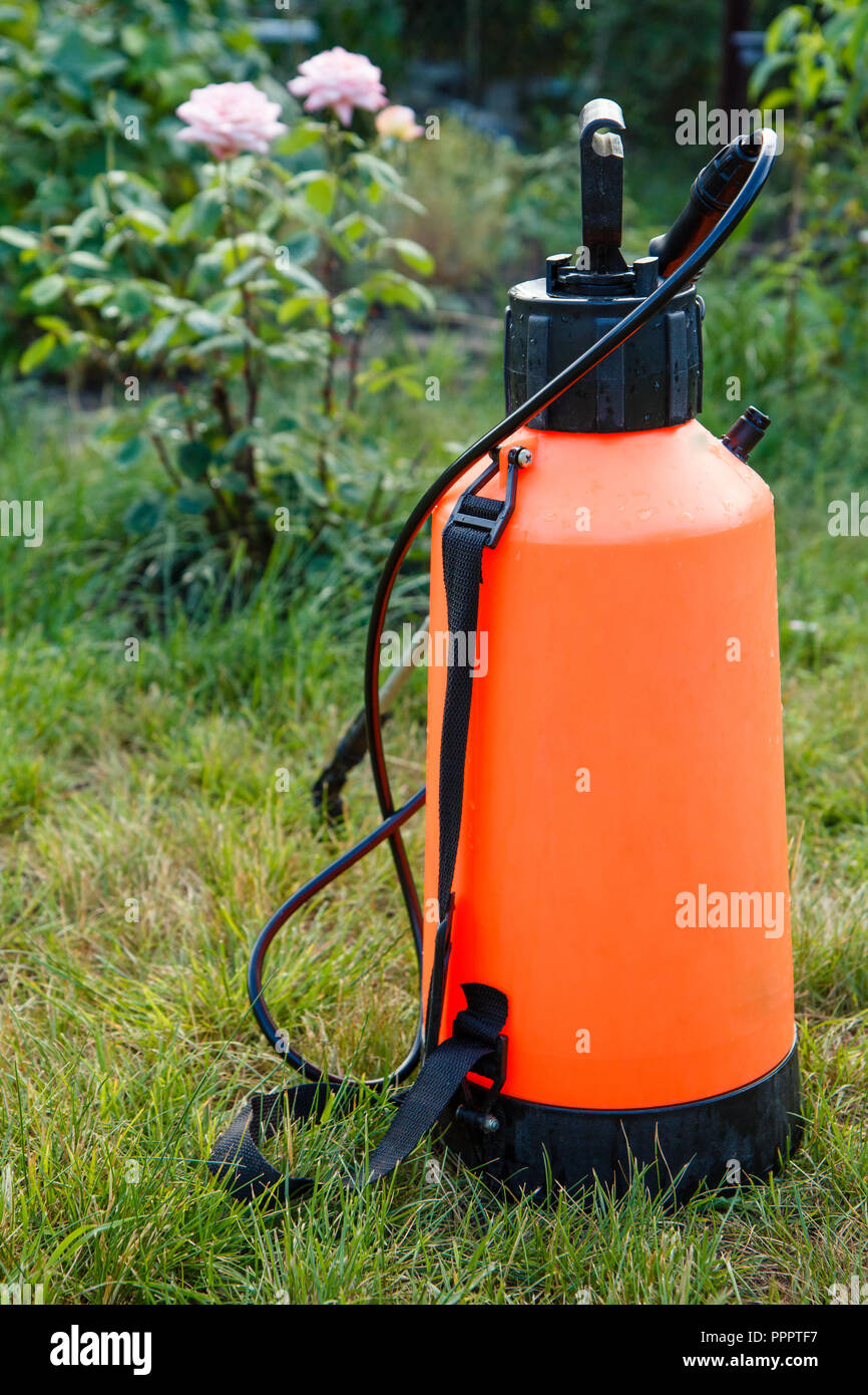 Pesticides engrais pulvérisateur sur le jardin avec pelouse herbe verte  Photo Stock - Alamy