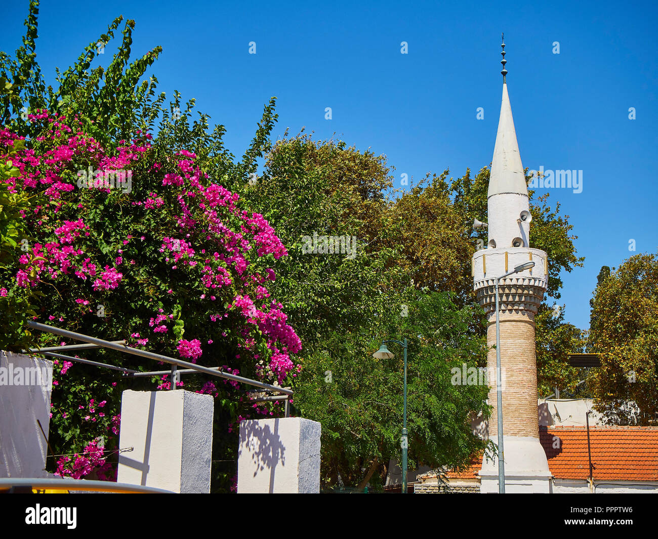 Minaret de la mosquée Turkkuyusu Cami, vue depuis la rue Turgut Reis. Bodrum. Province de Mugla, Turquie. Banque D'Images