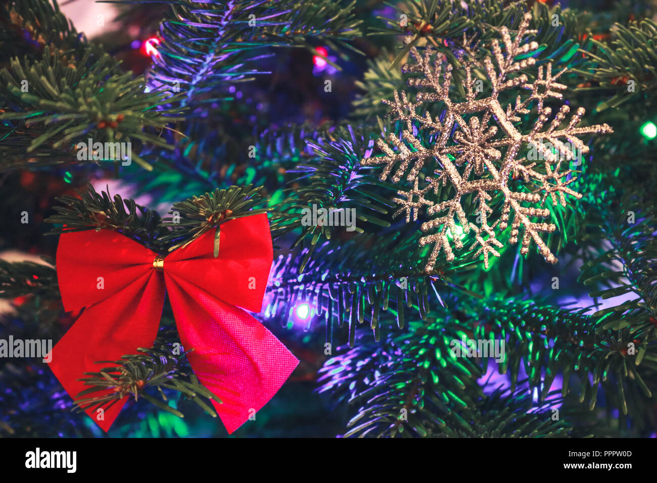 Décoration de Noël sur l'arbre de Noël, lumières bokeh Banque D'Images