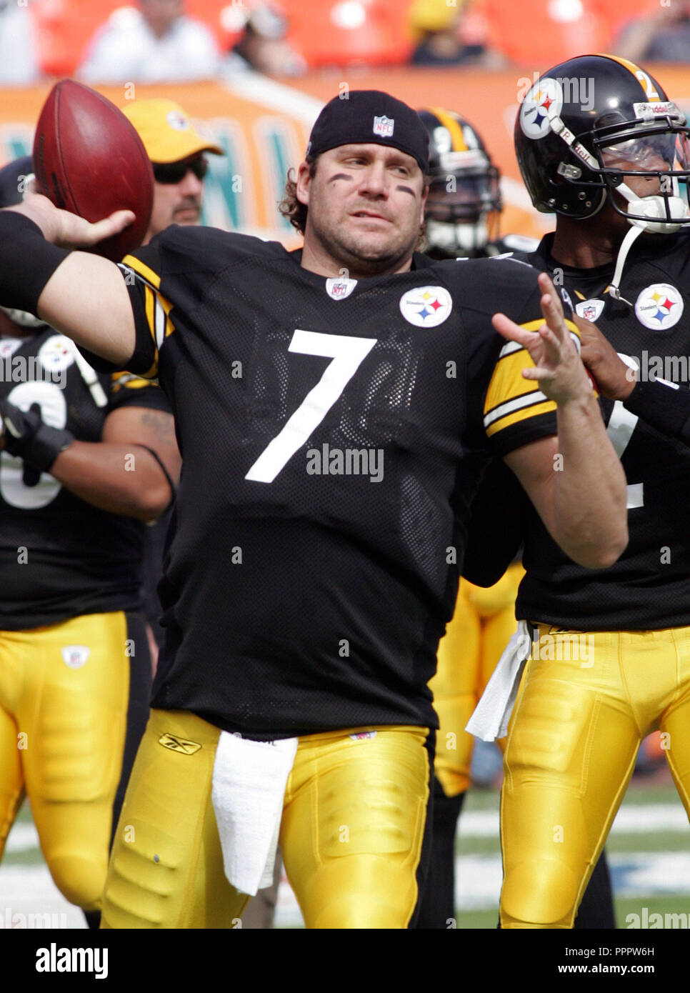 Pittsburgh Steelers quarterback Ben Roethlisberger se réchauffe avant le début du match contre les Dolphins de Miami au Landshark stadium de Miami le 3 janvier 2010. Banque D'Images