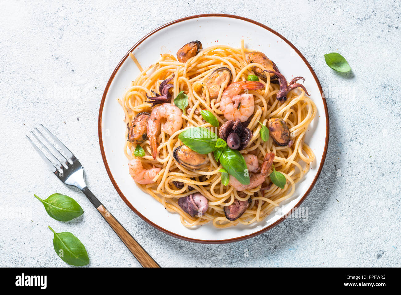 Les pâtes spaghetti aux fruits de mer et la sauce tomate. Banque D'Images