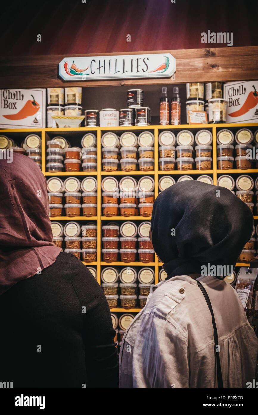 Londres, Royaume-Uni - 17 septembre 2018 : Les gens d'acheter des épices du Moyen-Orient à une boutique à Borough Market, un des plus grands et les plus anciens marchés alimentaires à Londres Banque D'Images
