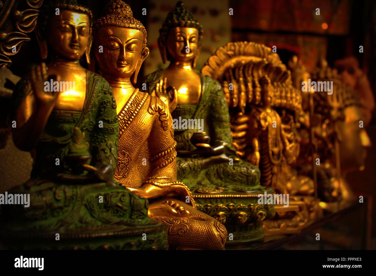 Bouddhas méditant , Gautam Bouddha en bronze, une boutique de vente avant des personnalités religieuses et des figurines de bronze - Rishikesh - Inde Banque D'Images