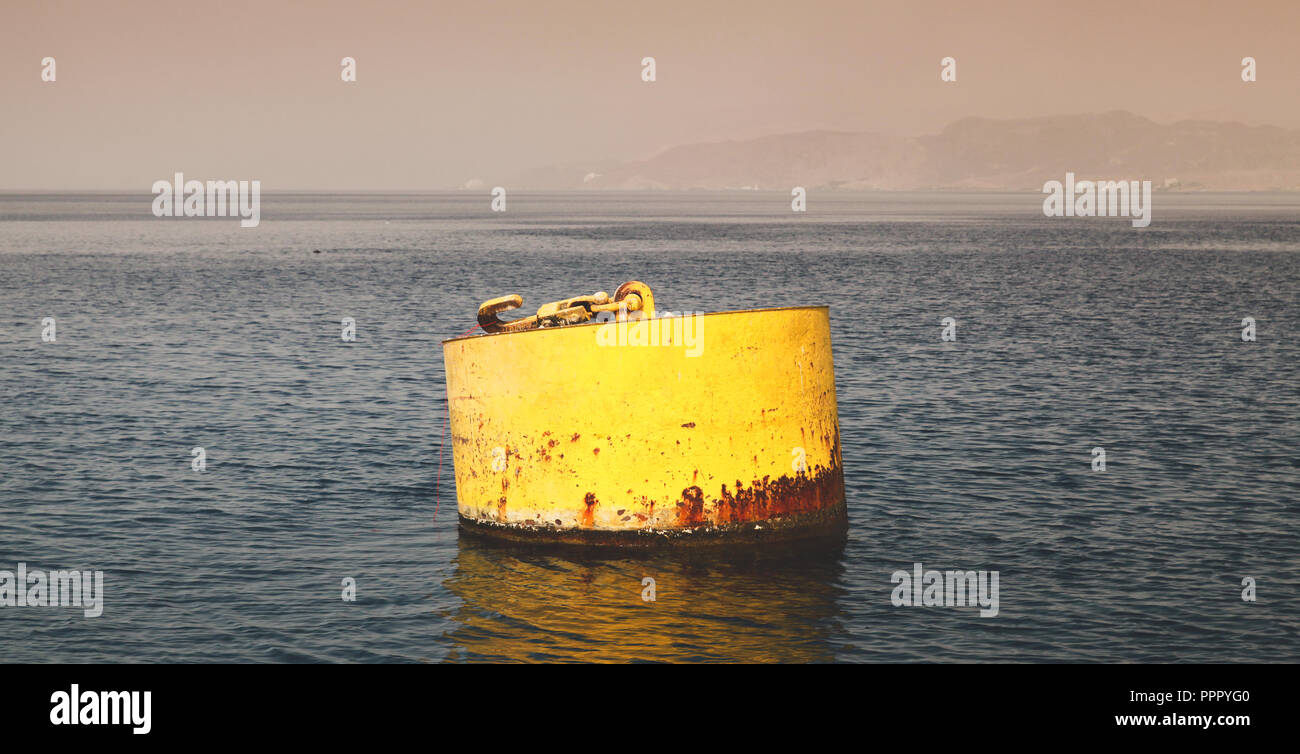 Bouée de mouillage jaune. Golfe d'Aqaba, Mer Rouge Banque D'Images
