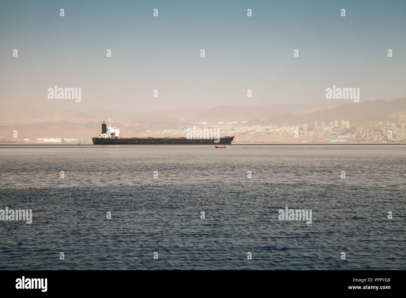 Pétrolier va dans le golfe d'Aqaba, Jordanie Banque D'Images