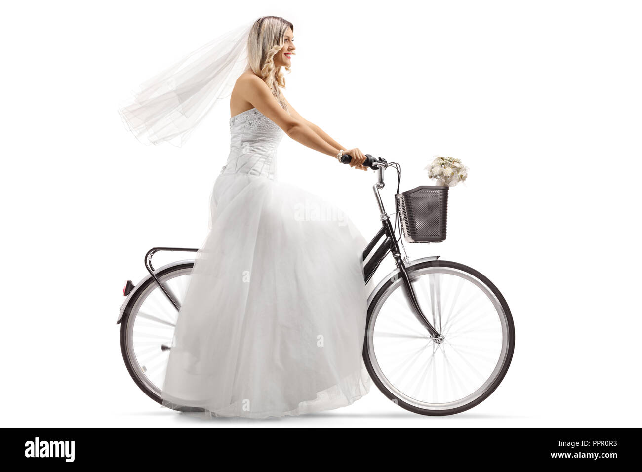 Jeune mariée d'une bicyclette isolé sur fond blanc Banque D'Images
