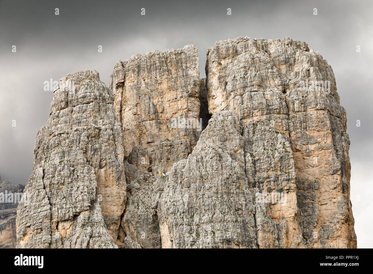 Paysage alpin, Cinque Torri localité, Italien dolomites. En premier plan la plus grande des cinq tours, détail de la tour principale. Banque D'Images