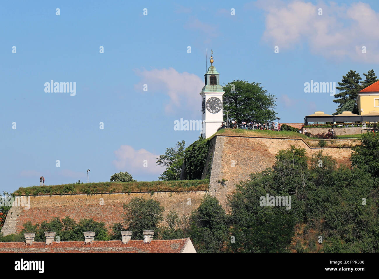La forteresse de Petrovaradin près de Novi Sad en Serbie célèbre pour avoir accueilli le festival de musique de sortie chaque année et qu'un pique-niquer parmi les habitants de la ville Banque D'Images