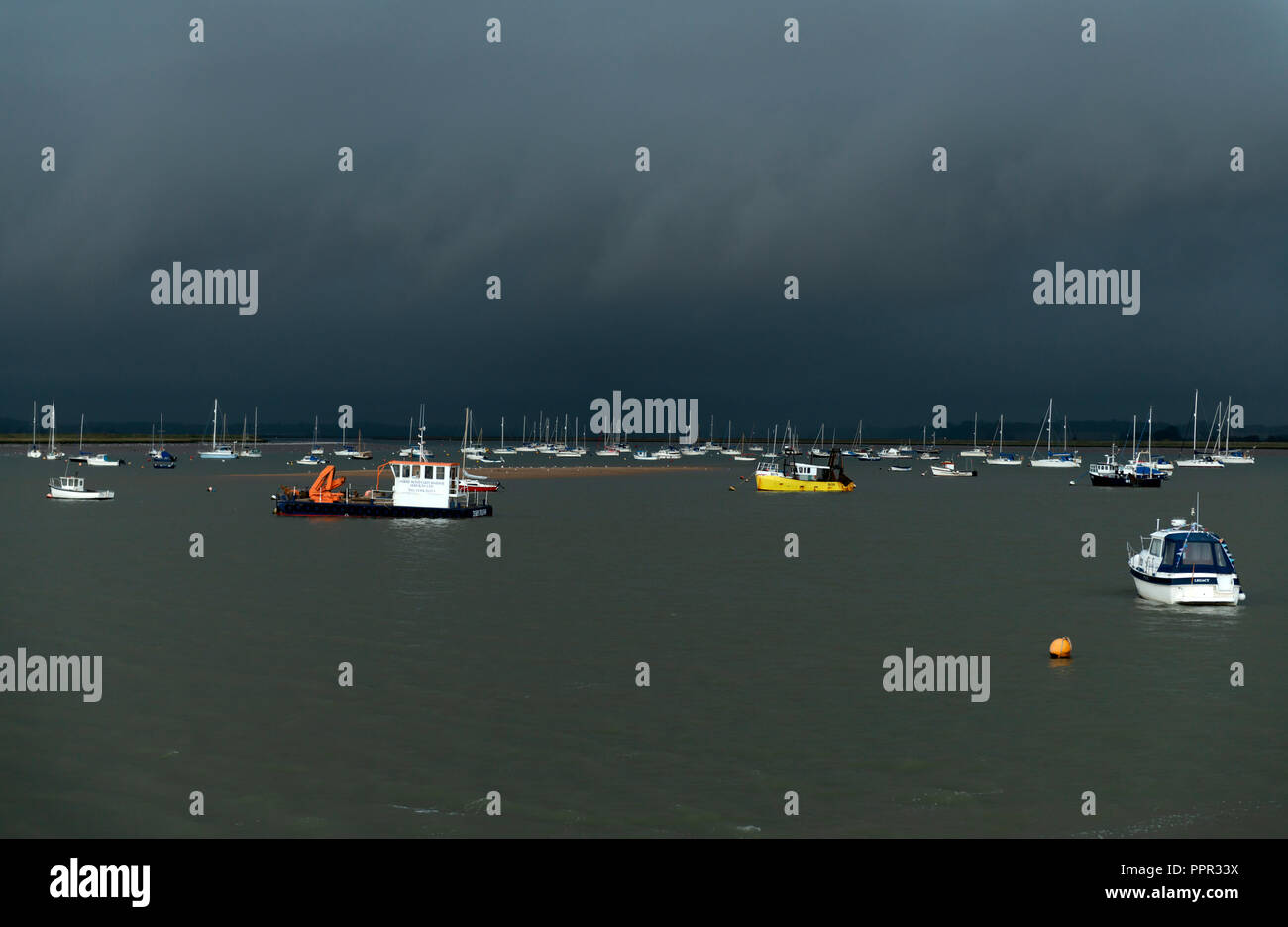 Nuages de pluie sur la rivière Deben Bawdsey, Ferry, Suffolk, Angleterre. Banque D'Images