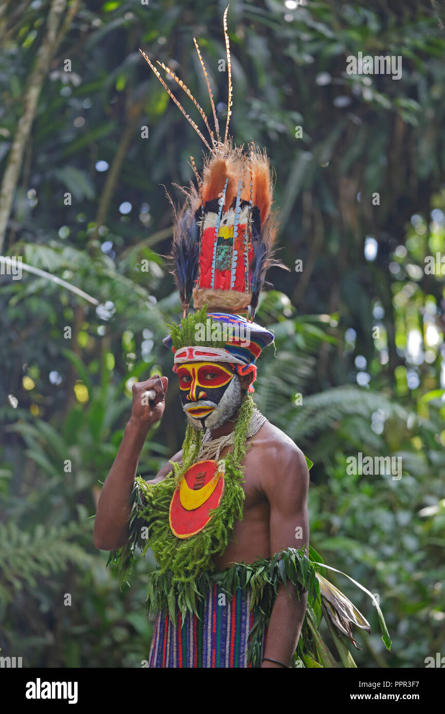 La Papouasie-Nouvelle-Guinée gens habillés en vêtements de cérémonie traditionnelle Banque D'Images