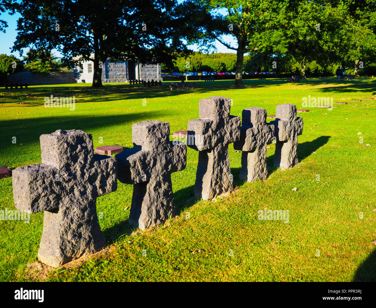 Des croix à la Cambe cimetière allemand en Normandie Banque D'Images