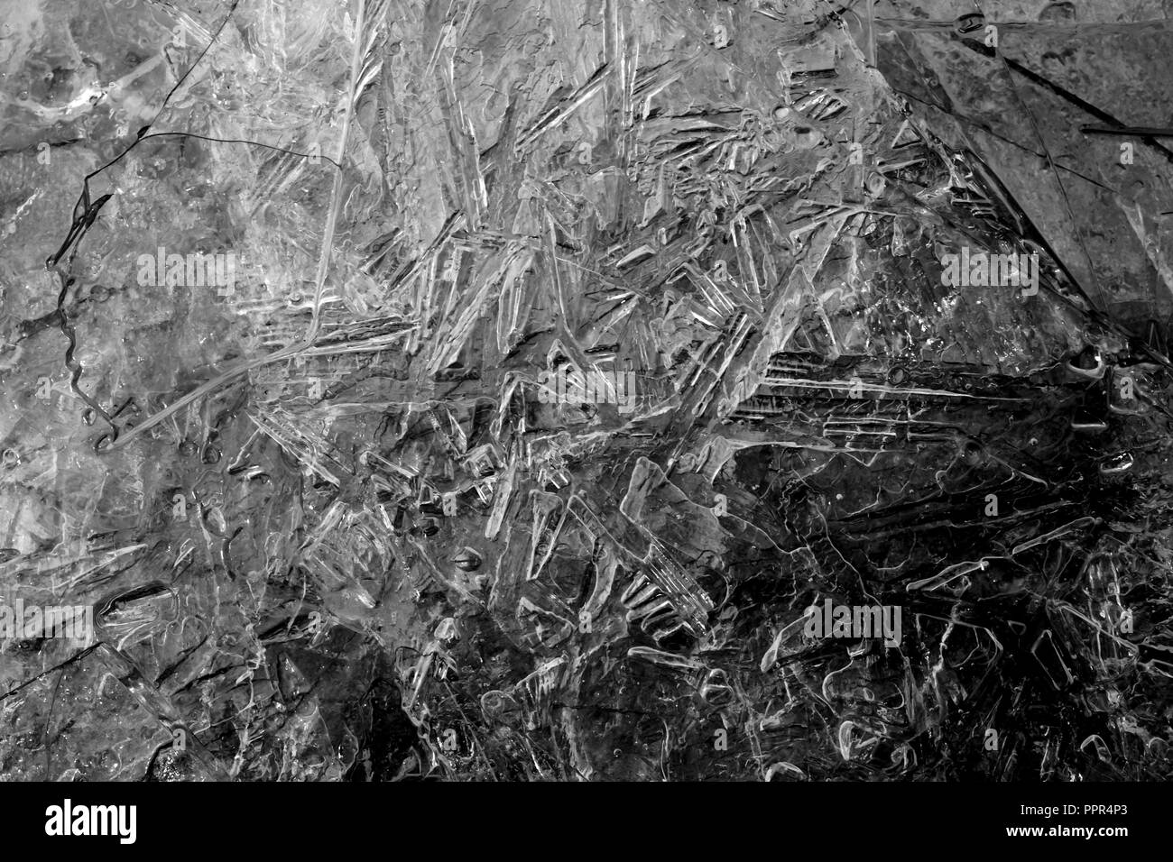 Des modèles dans la glace qui recouvre la surface d'un lac. Banque D'Images