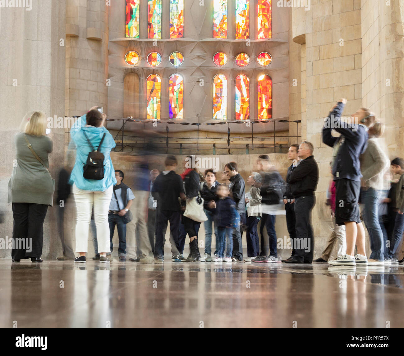 Les touristes à l'intérieur de la Sagrada Familia à Barcelone, Espagne Banque D'Images