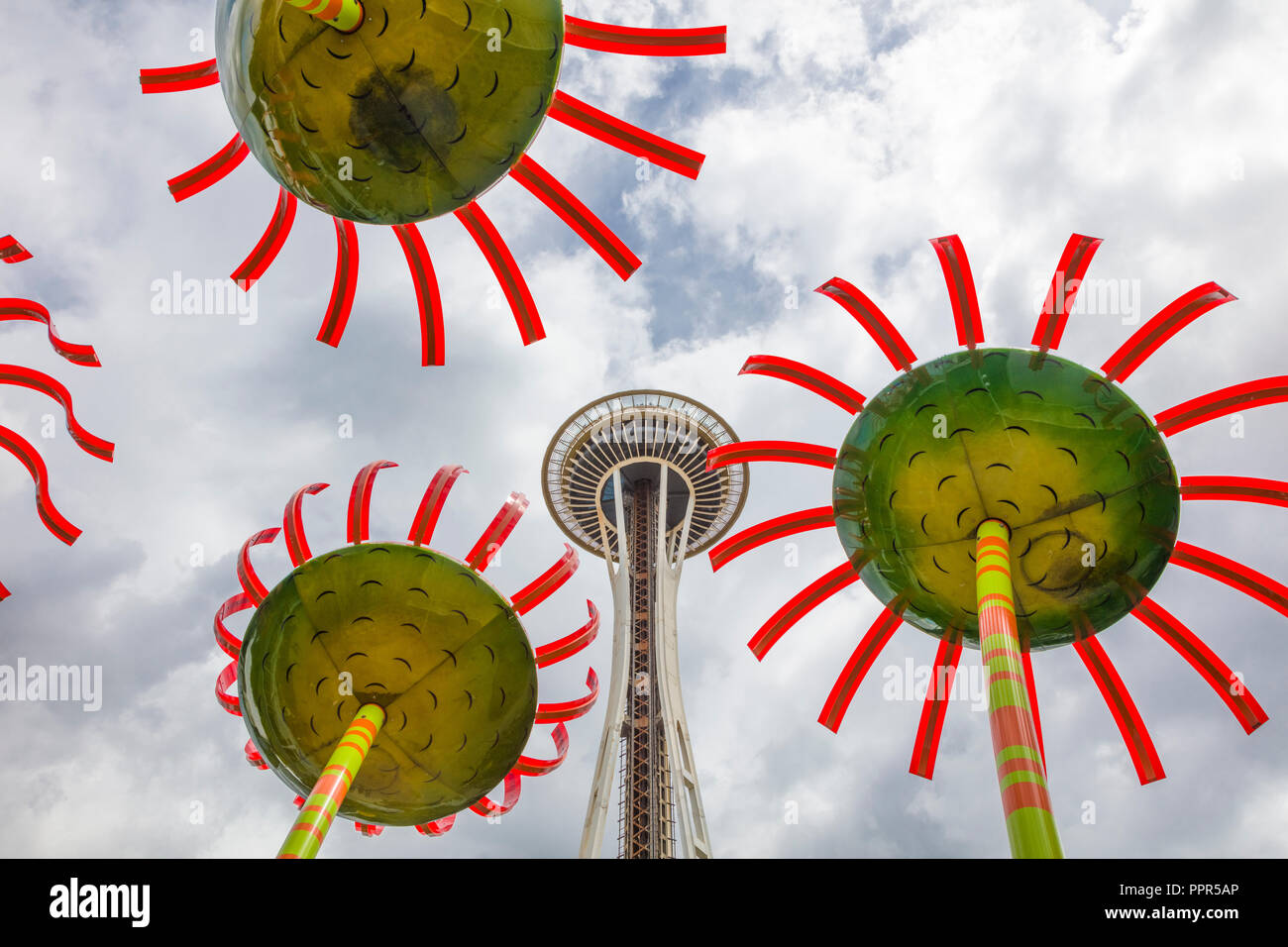 Sonic Bloom réalisé par l'artiste Dan Corson au Seattle Center avec l'aiguille de l'espace à l'arrière-plan à Seattle Washington dans l'United Staes Banque D'Images