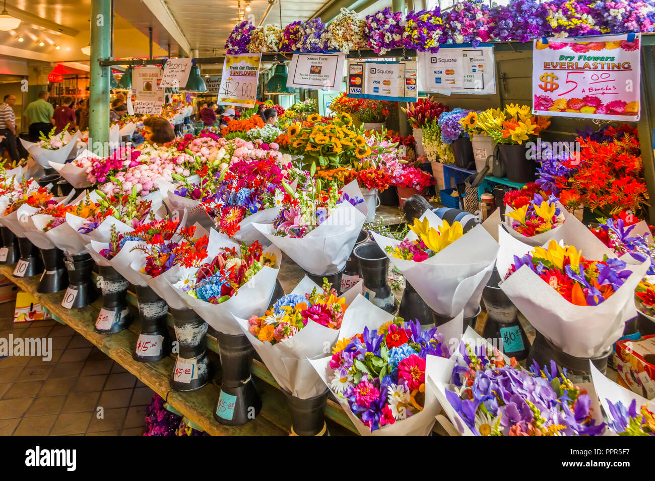 Stand de fleurs à l'intérieur de Pike Place Market à Seattle, Washington l'un des plus ancien exploitant des marchés d'agriculteurs dans l'United States Banque D'Images