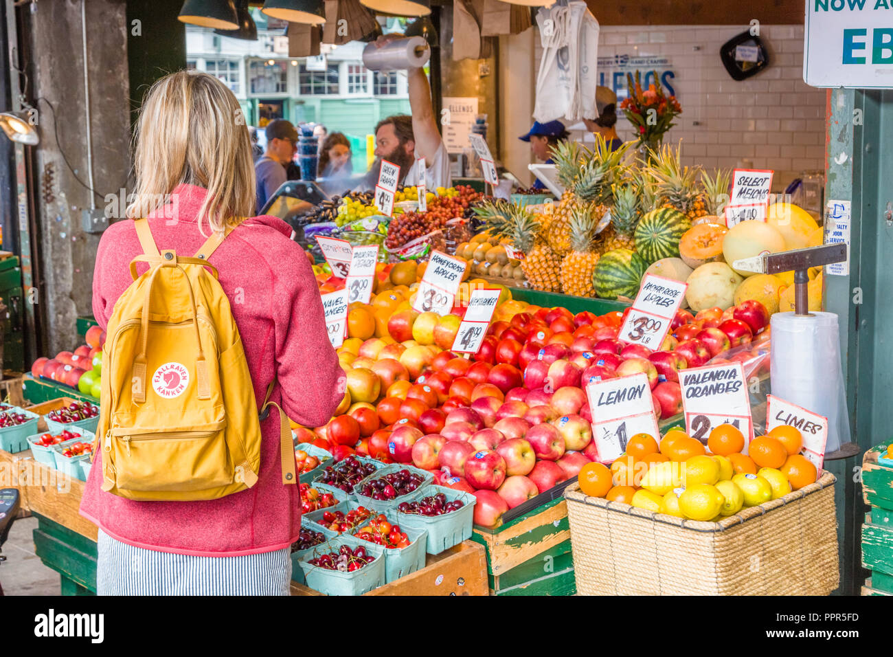 Vegtable se tenir dans le marché de Pike Place à Seattle Washington l'un des plus ancien exploitant des marchés d'agriculteurs dans l'United States Banque D'Images