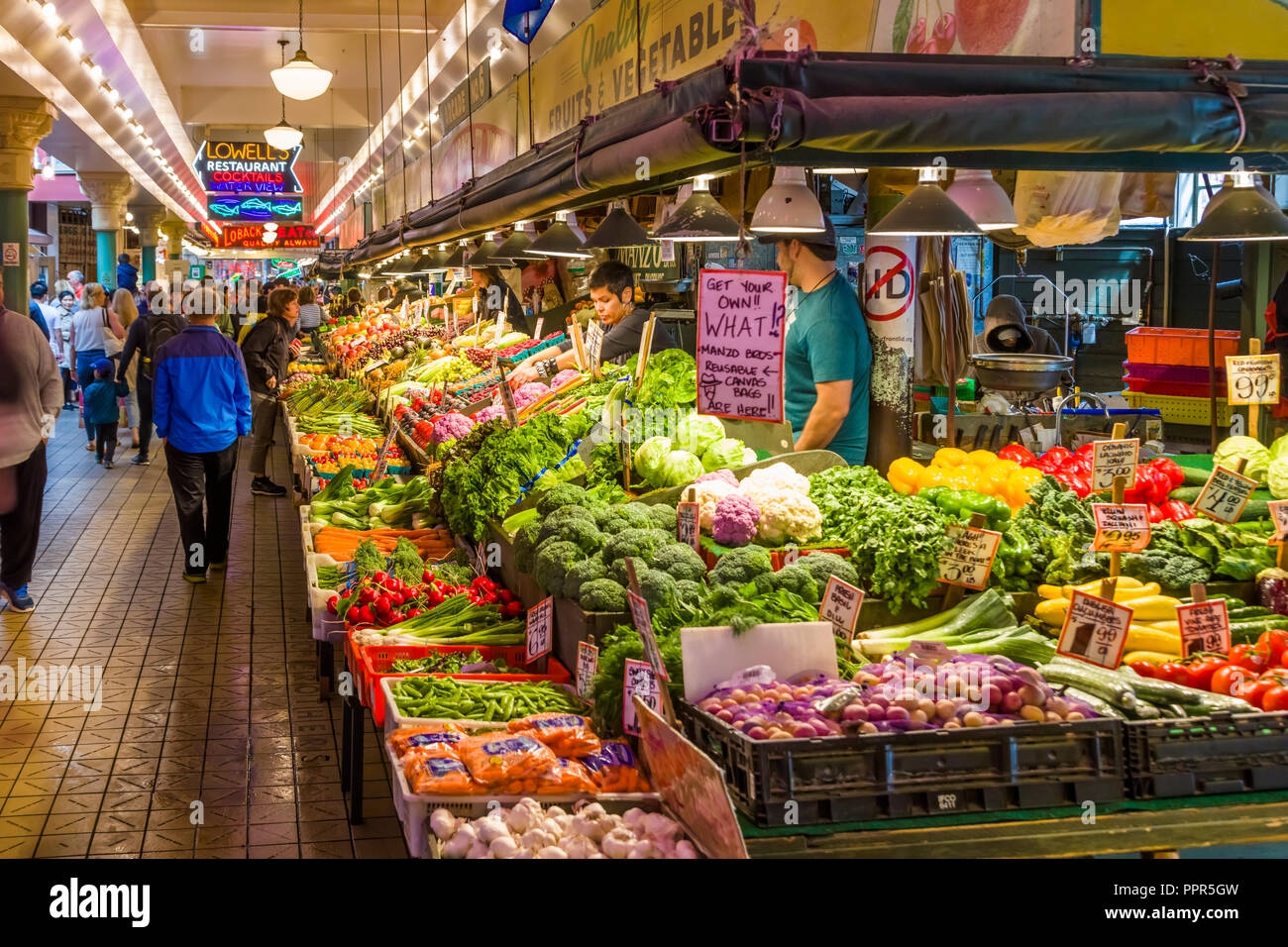 Vegtable se tenir dans le marché de Pike Place à Seattle Washington l'un des plus ancien exploitant des marchés d'agriculteurs dans l'United States Banque D'Images