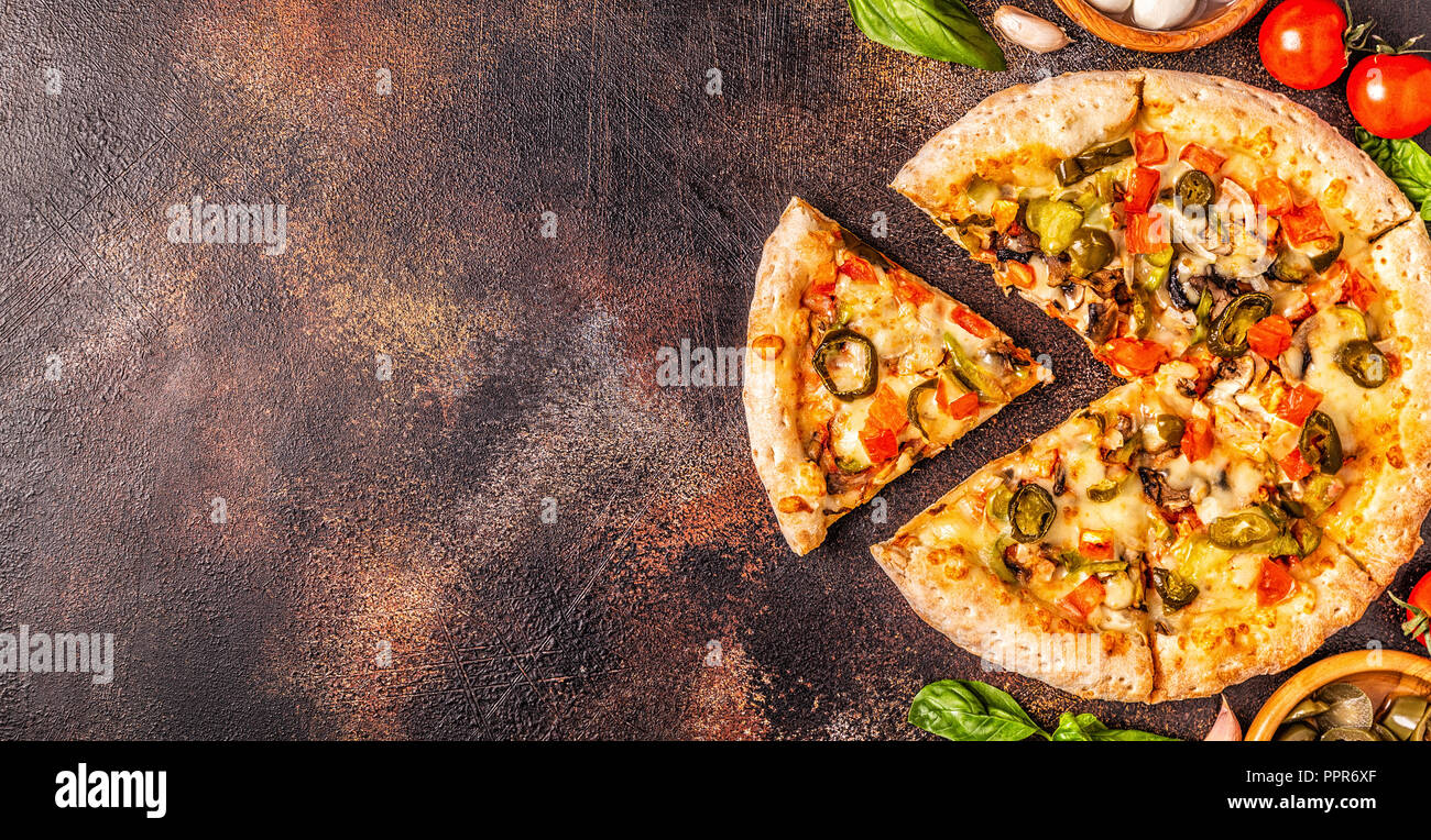 Pizza mexicaine avec piment jalapeno, vue d'en haut. Banque D'Images