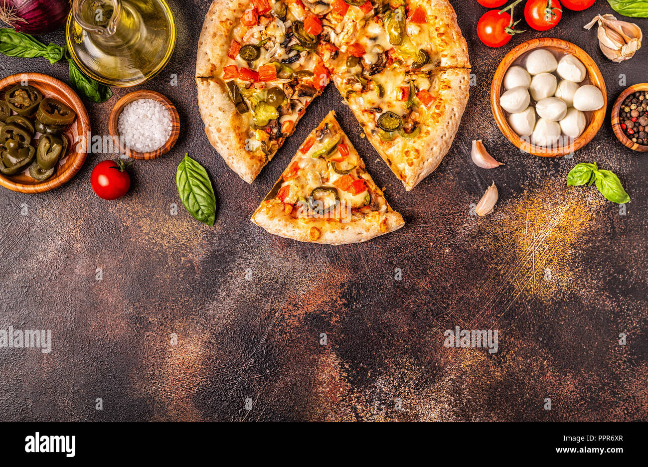 Pizza mexicaine avec piment jalapeno, vue d'en haut. Banque D'Images