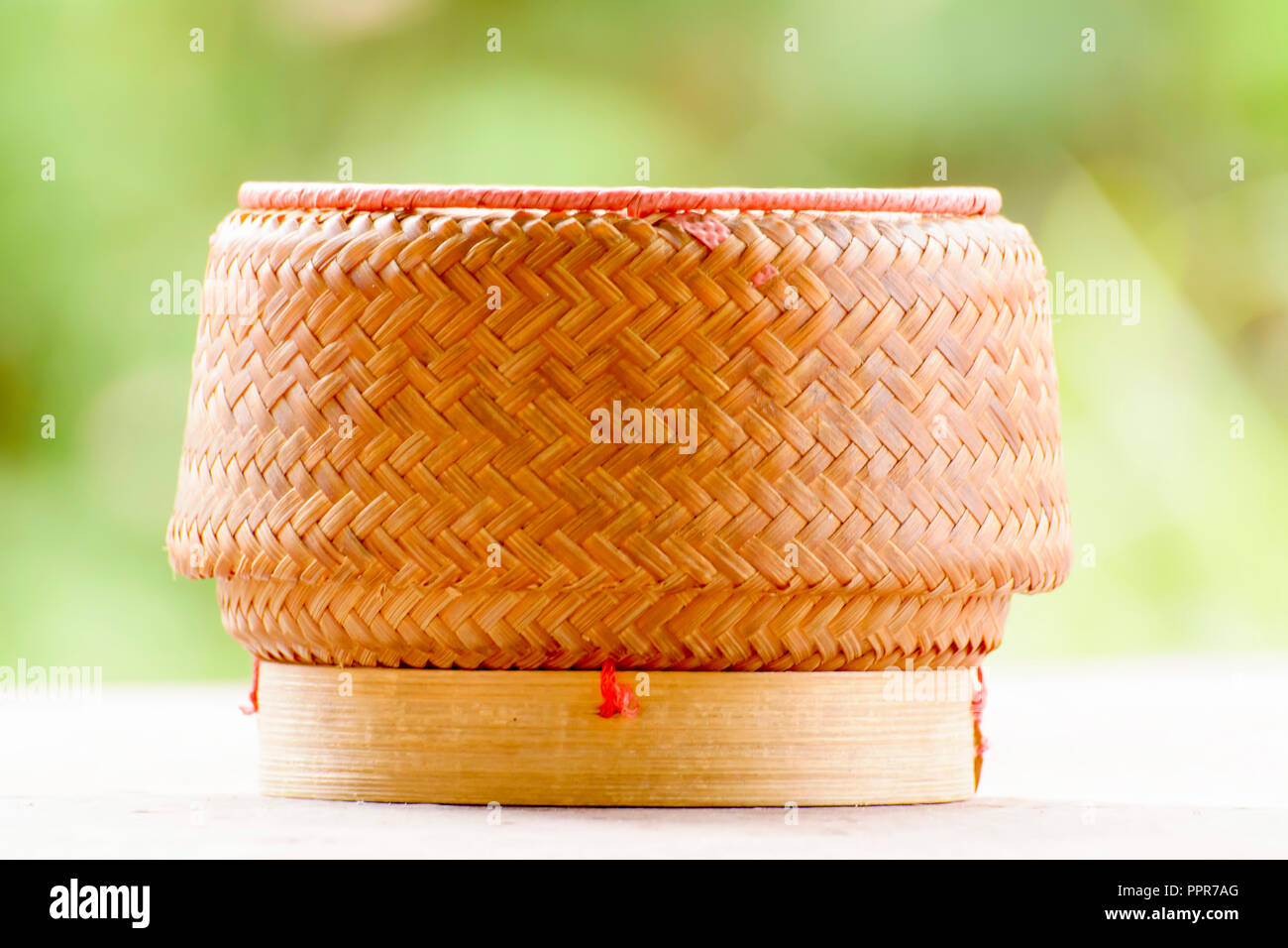 Kratip ou riz gluant panier contenant qui est le récipient du bambou pour  tenir le riz gluant cuit Photo Stock - Alamy