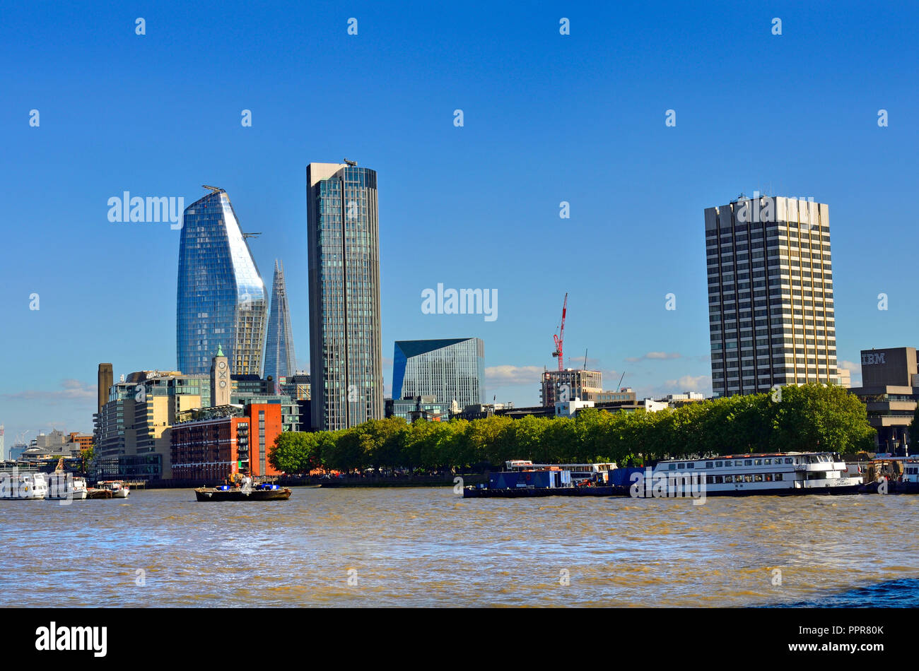 Londres, Angleterre, Royaume-Uni. De nouveaux bâtiments dans la zone Southwark vu de Victoria Embankment - Un Blackfriars (L - 2018) Tour de la Banque du Sud (appartements, 1972 : Banque D'Images