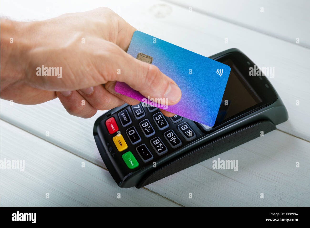 La main avec des cartes de crédit des transactions de paiement sans contact Banque D'Images