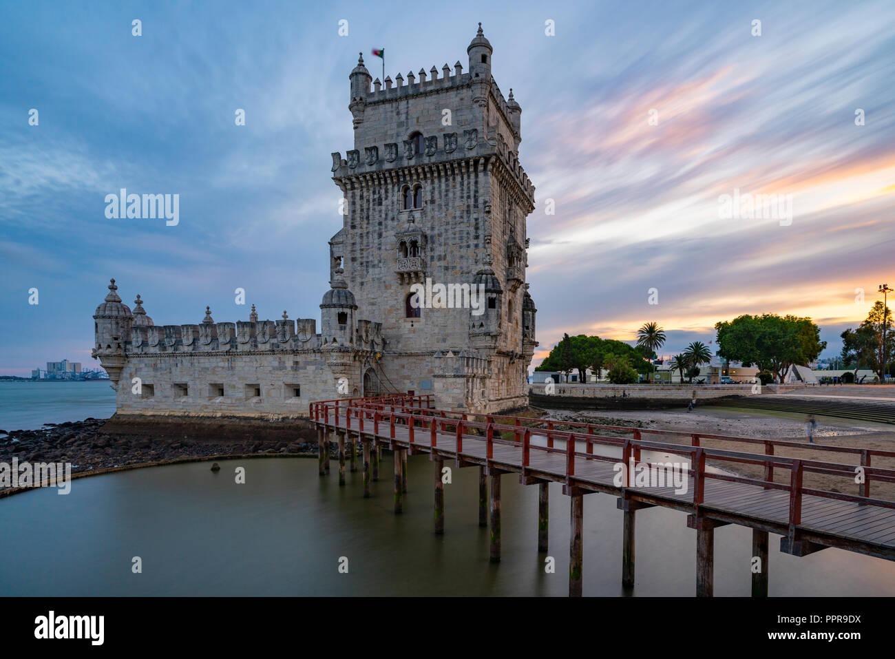 La Tour de Belém à Lisbonne, au Portugal, pendant le coucher du soleil Banque D'Images