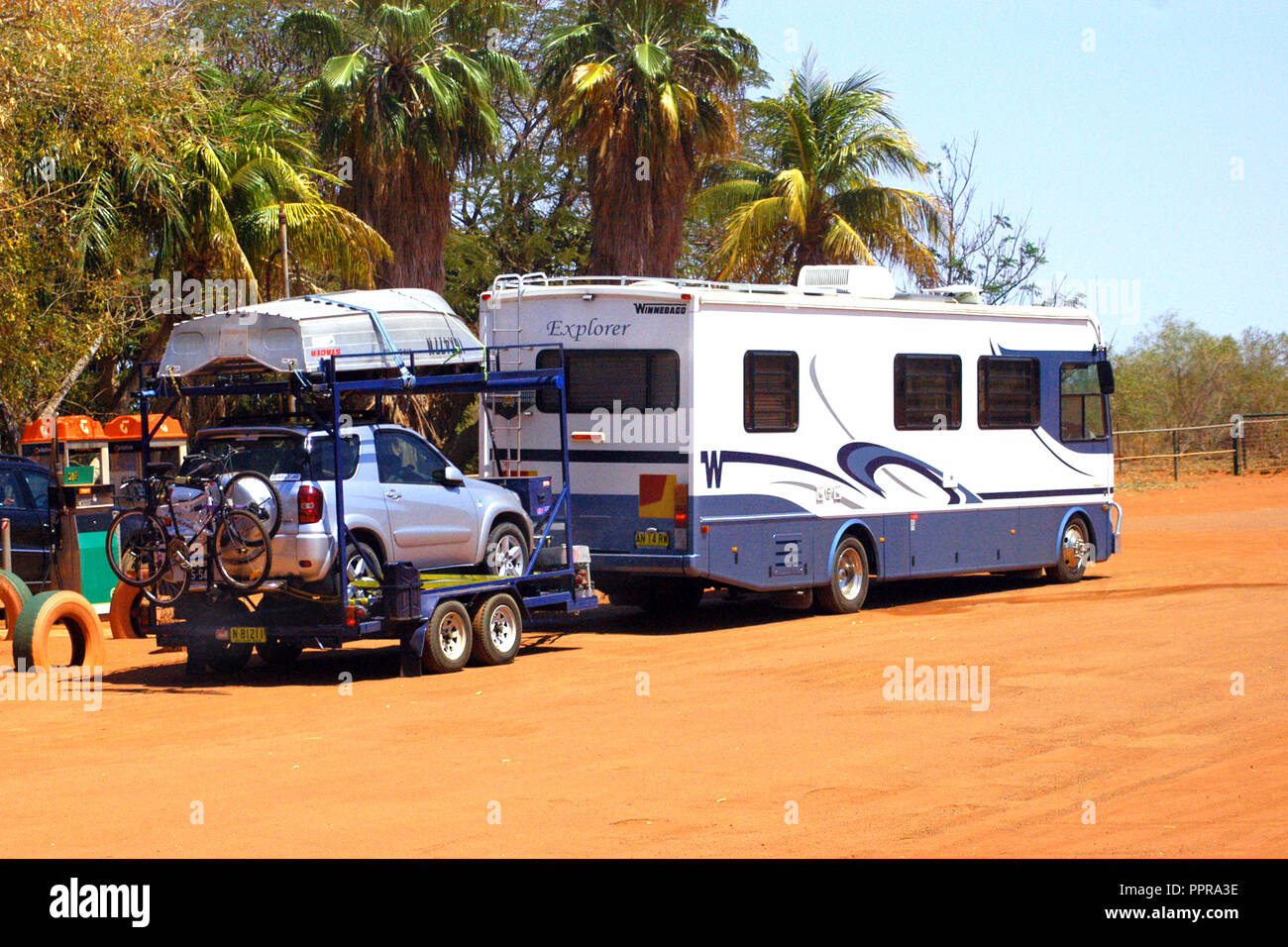 Grand mobile home Winnebago remorque remorquage derrière avec voile et à quatre roues motrices à bord. L'arrière-pays australien Banque D'Images