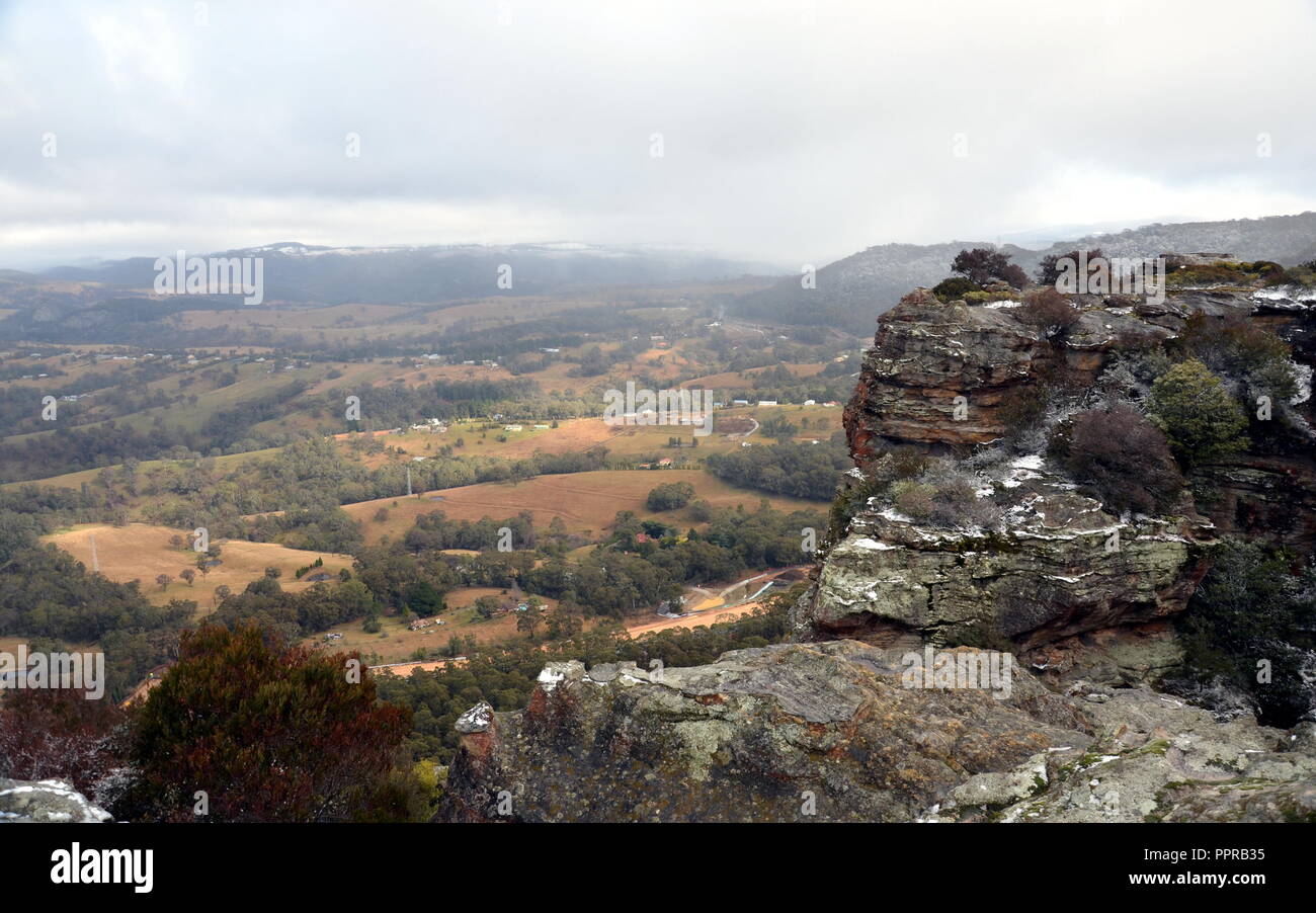 La vue panoramique de Hassans Mur à Lithgow. La neige recueillie sur escarpements à Lithgows Mur Hassans lookout en Nouvelle Galles du Sud, Australie. Banque D'Images