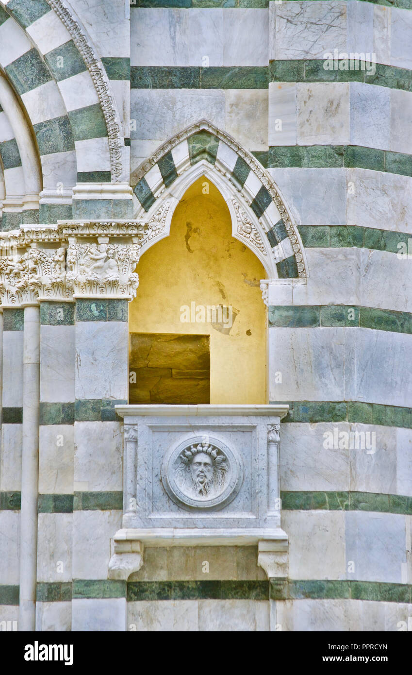 Petit balcon fenêtre romantique du baptistère à Pistoia Toscane Italie Banque D'Images