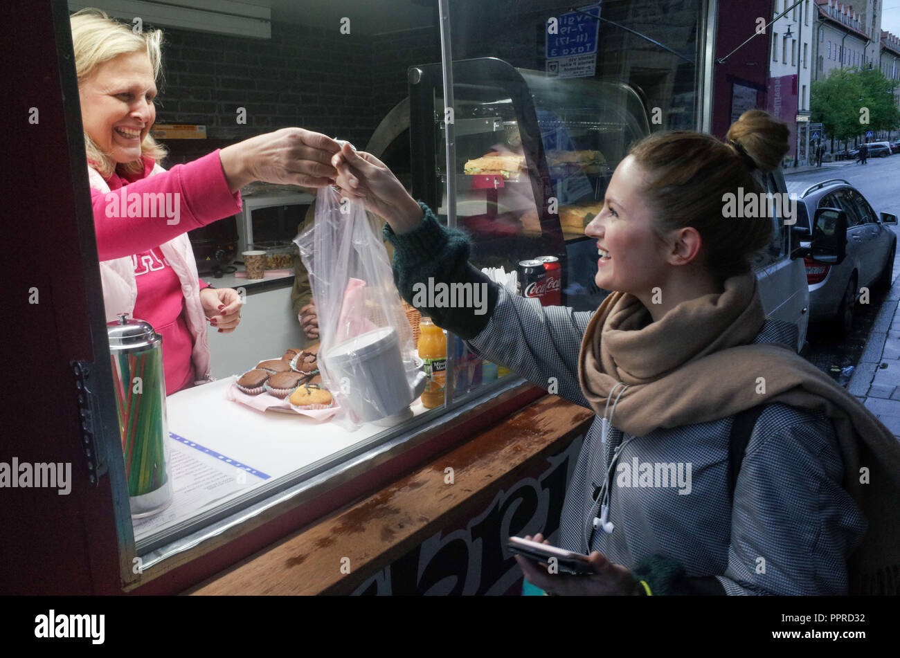 Le 26 septembre, 2018 - Stockholm, Suède : un suédois achète une soupe à partir d'un chariot à l'aide alimentaire le téléphone mobile app Swish. Cette application peut être populaire liée à presque n'importe quelle interdiction suédoise compte afin de permettre les paiements numériques instantanées. La Suède est le plus société sans espèces sur la planète, avec 80 % de toutes les transactions effectuées avec les cartes de banque ou d'un téléphone mobile apps. *** FRANCE / PAS DE VENTES DE MÉDIAS FRANÇAIS *** Banque D'Images