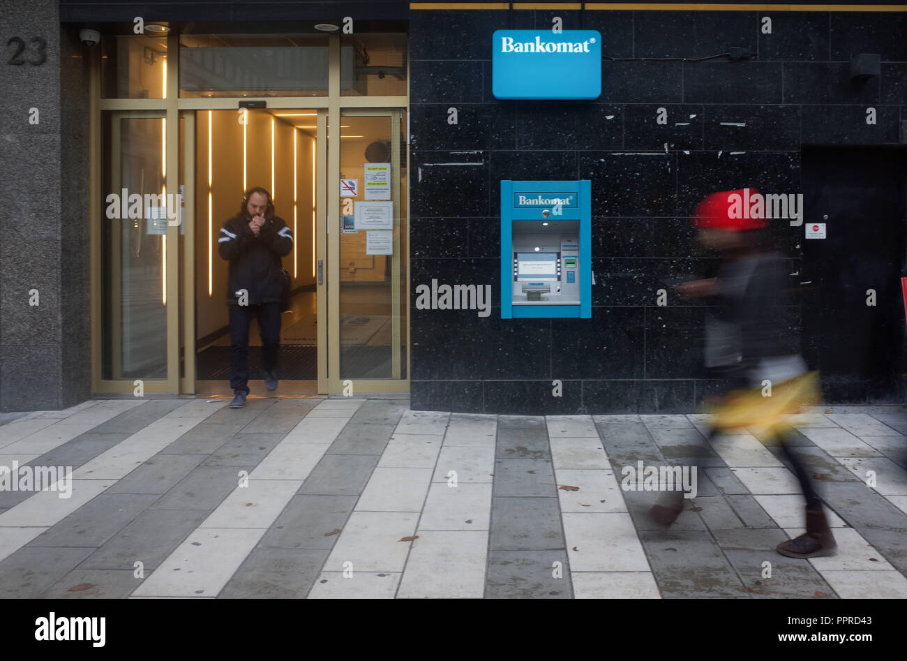 Le 26 septembre, 2018 - Stockholm, Suède : les Suédois à pied par un distributeur automatique de billets dans l'une de la principale rue commerçante de Stockholm. La Suède est le plus société sans espèces sur la planète, avec 80 % de toutes les transactions effectuées avec les cartes de banque ou d'un téléphone mobile apps. *** FRANCE / PAS DE VENTES DE MÉDIAS FRANÇAIS *** Banque D'Images