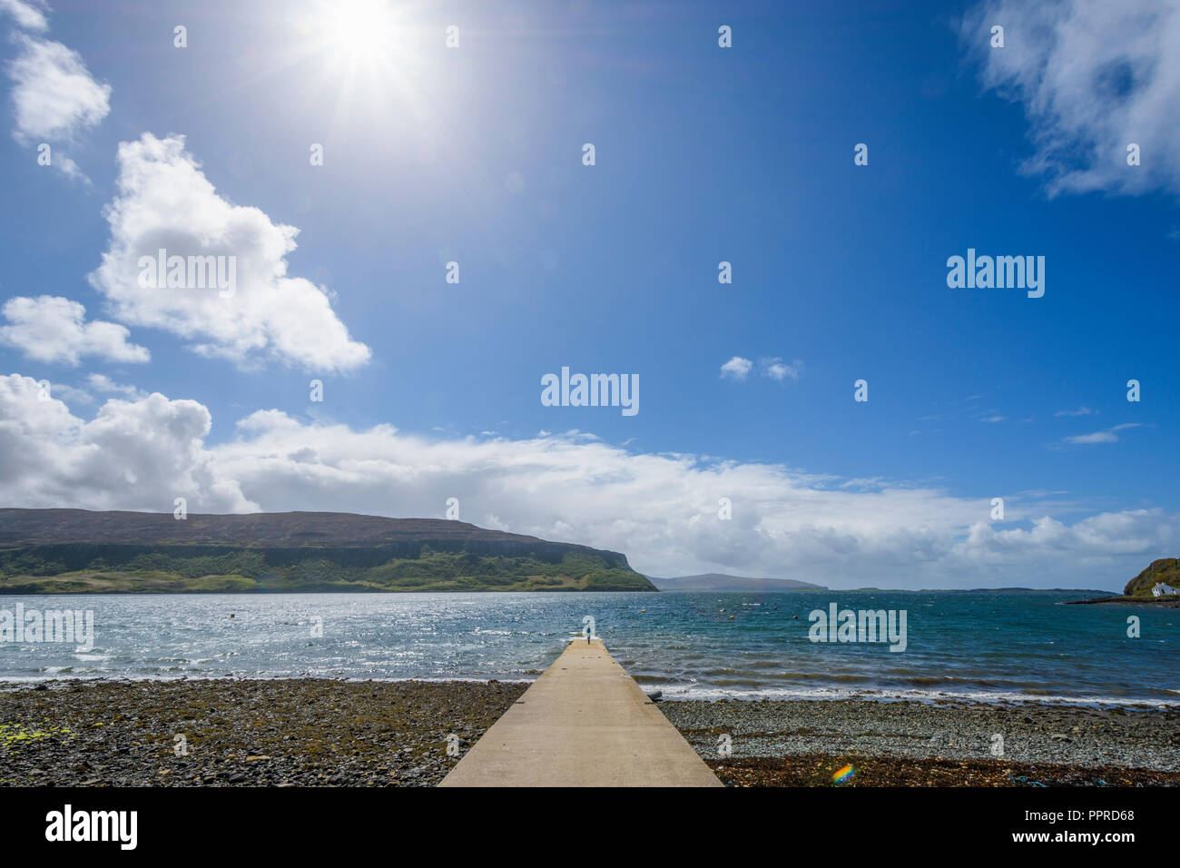 Jetée en béton avec personne et de soleil sur la mer, île de Skye, Ecosse, Royaume-Uni Banque D'Images