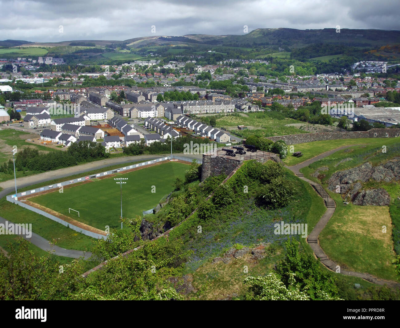 La ville écossaise de Dumbarton comme vu du haut de Dumbarton Castle sur la Clyde près de Glasgow. Les canons du château de Dumbarton est visible au centre de la photo. Banque D'Images