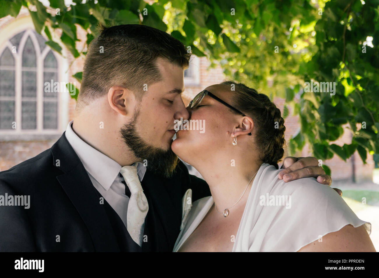 Couple de mariés kiss Banque D'Images