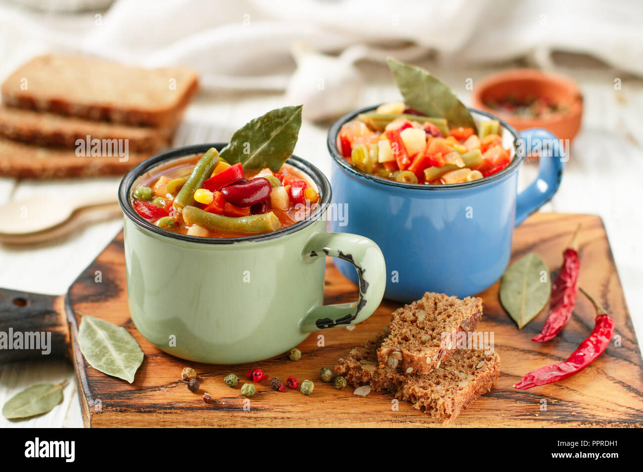 Eintopf - soupe épaisse traditionnel allemand avec viande et légumes - pommes de terre, carottes, oignons, haricots rouges et verts, le maïs et les tomates avec un assaisonnement Banque D'Images