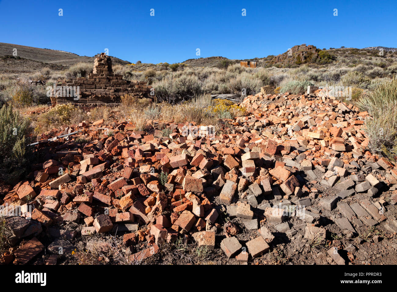 Tas de briques et d'une partie d'un mur sont tout ce qui reste d'un bâtiment à Hamilton, Nevada. En 1868, Hamilton a commencé comme une ville en plein essor avec 25 000 personnes mig Banque D'Images
