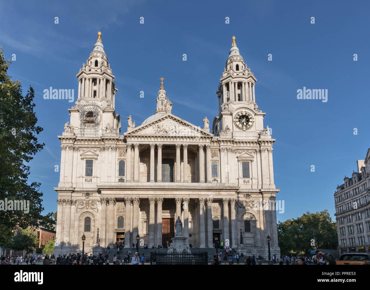 La Cathédrale St Paul, extérieur Vue de la façade de l'édifice de l'église historique de la ville de Londres avec ciel bleu, London, UK Banque D'Images