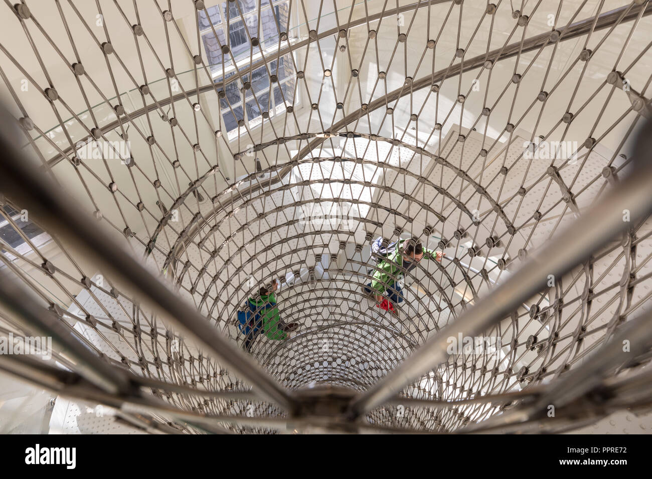 Les Miles, escaliers en acier contemporain élégant escalier circulaire avec balustrade transparente par Eva Jiricna Architects, Somerset House, Londres, Royaume-Uni Banque D'Images