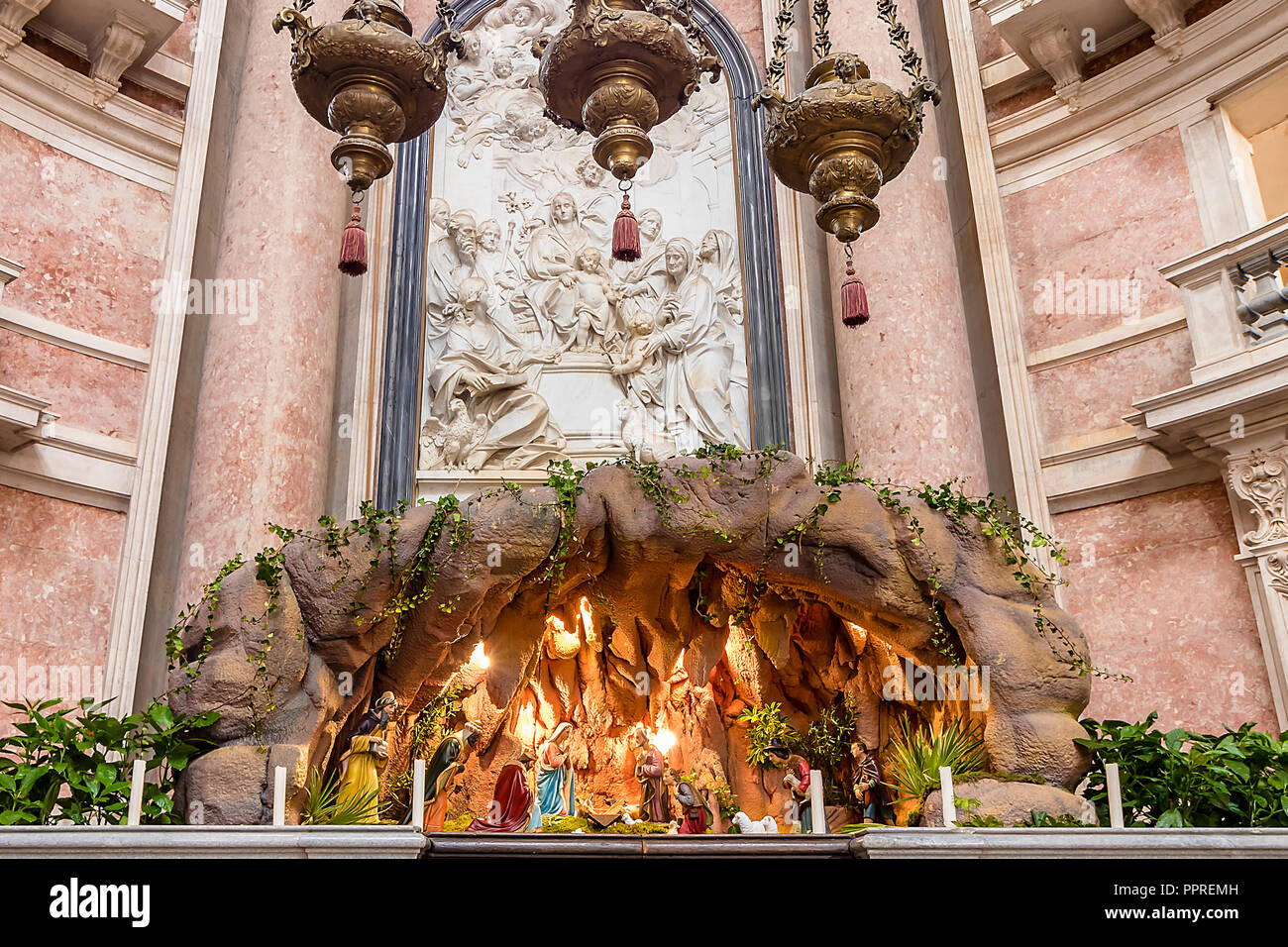 Lisbonne, Portugal - 10 décembre 2017 : les chiffres de décoration de Noël traditionnel du portail de Belen dans Basilique du palais de Mafra et conven Banque D'Images