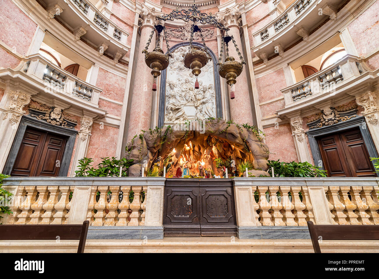 Lisbonne, Portugal - 10 décembre 2017 : les chiffres de décoration de Noël traditionnel du portail de Belen dans Basilique du palais de Mafra et conven Banque D'Images