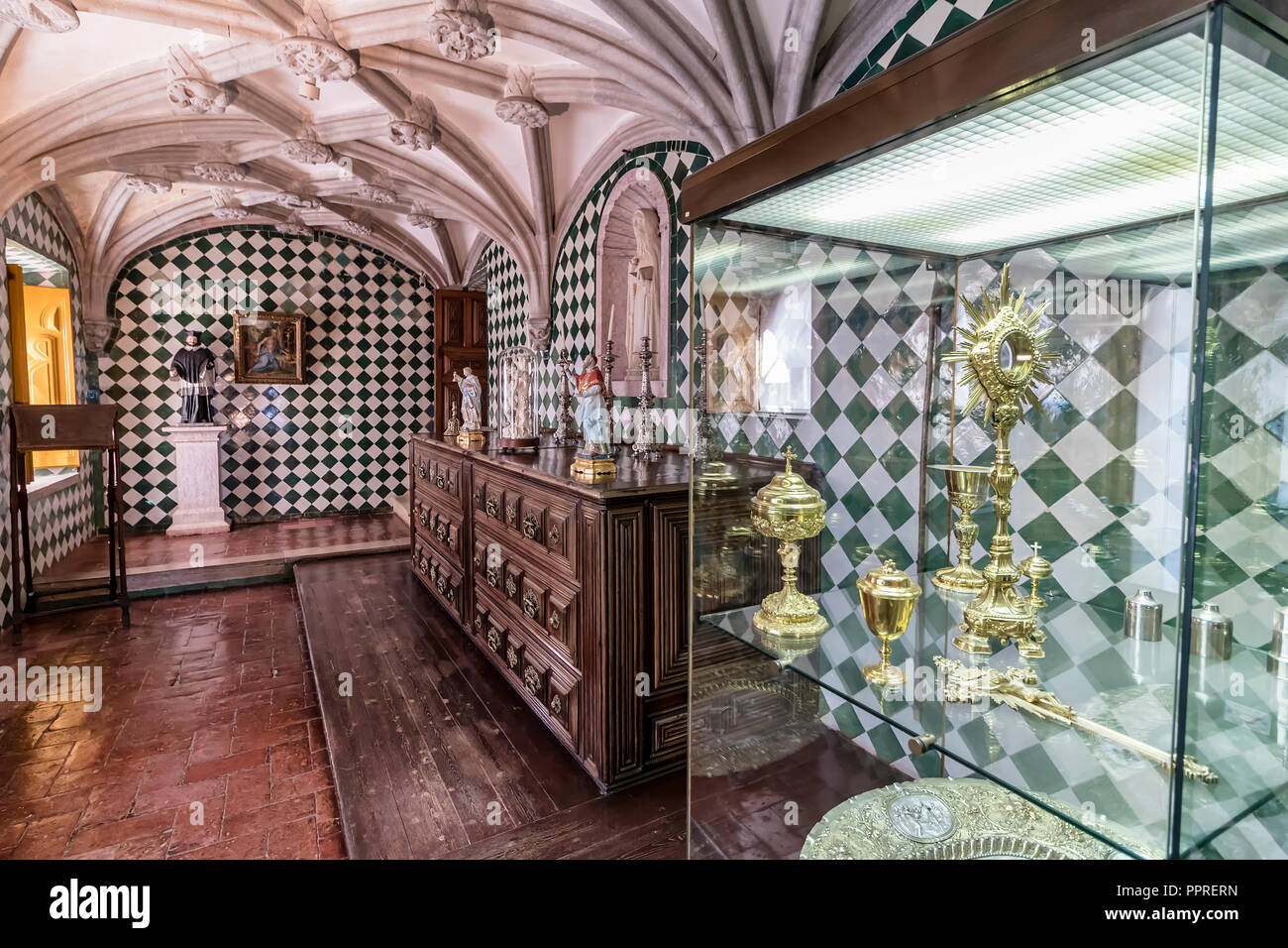 Amadora, Portugal - 7 décembre 2017 : chambre attenante à la sacristie, ancienne église destiné à la préparation des cérémonies religieuses Banque D'Images