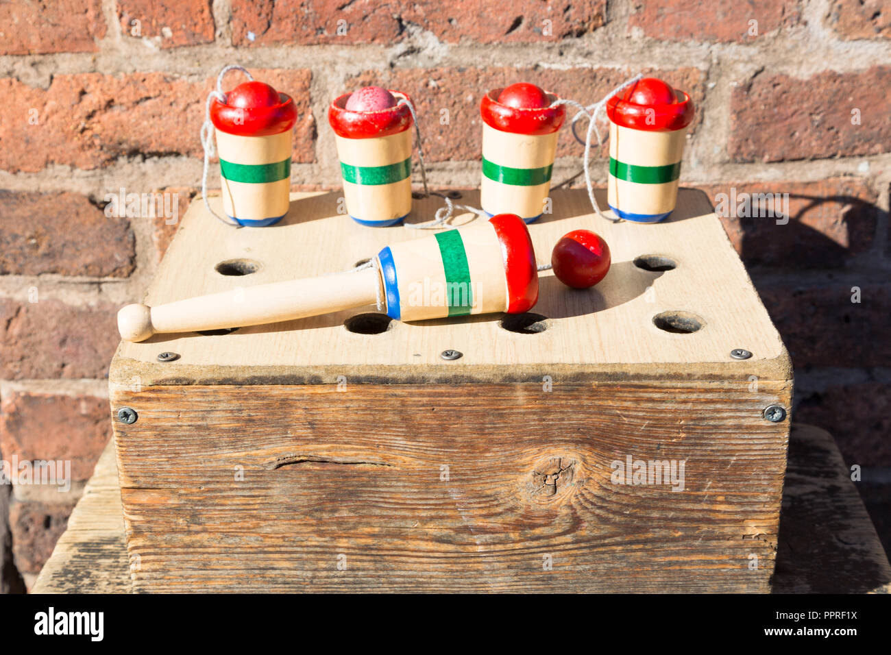 Vintage jouet en bois pour enfants - ball et tasse dans une boîte. UK Banque D'Images