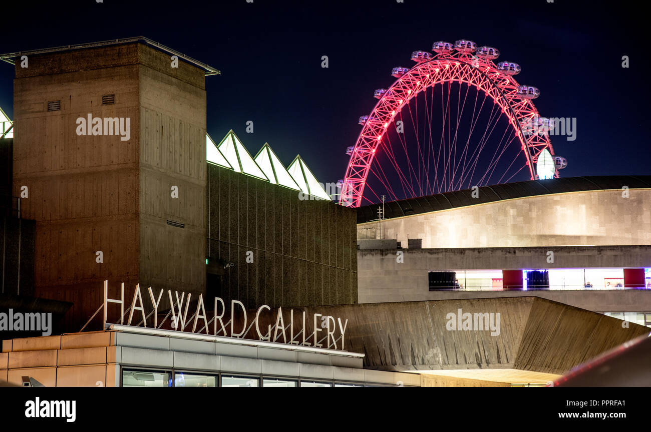 La Hayward Gallery la nuit de Waterloo Bridge, UK Banque D'Images