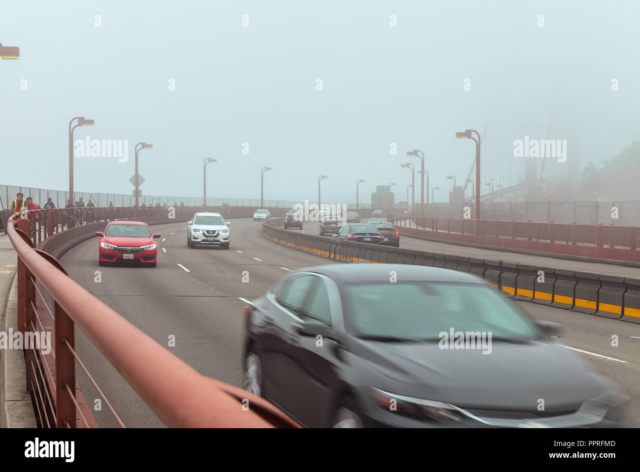 Peu de circulation sur le Golden Gate Bridge sur un matin brumeux, San Francisco, California, United States Banque D'Images