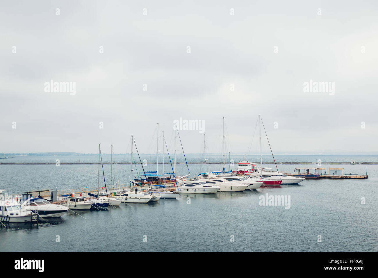 Yachts amarrés dans le port de la jetée sur jour de pluie. Rangée de bateaux dans Odesa Banque D'Images