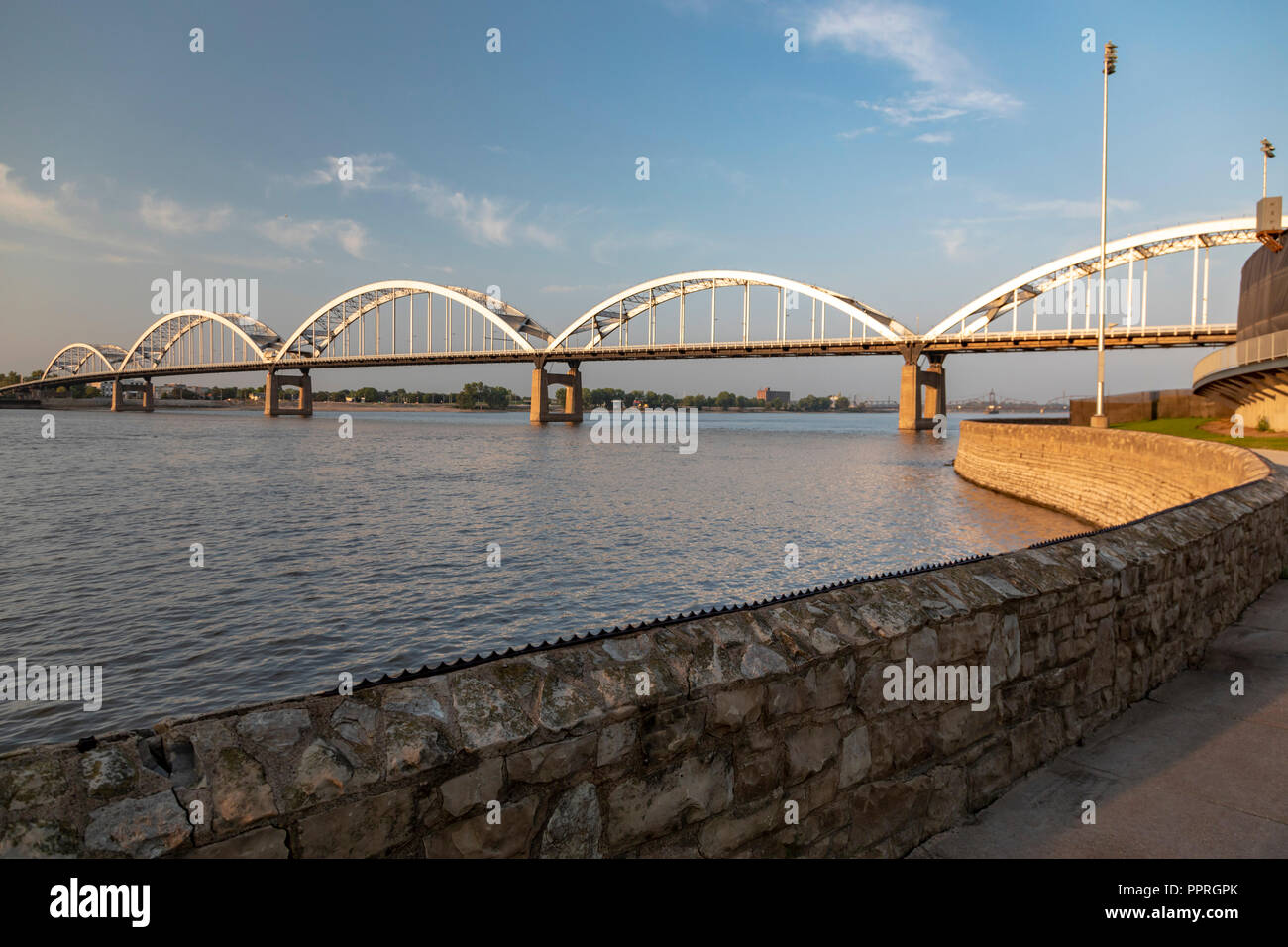Davenport, Iowa - L'île aux pierres centenaire pont connecte Davenport, Iowa (premier plan) avec le Rock Island, Illinois à travers le fleuve du Mississippi. Banque D'Images