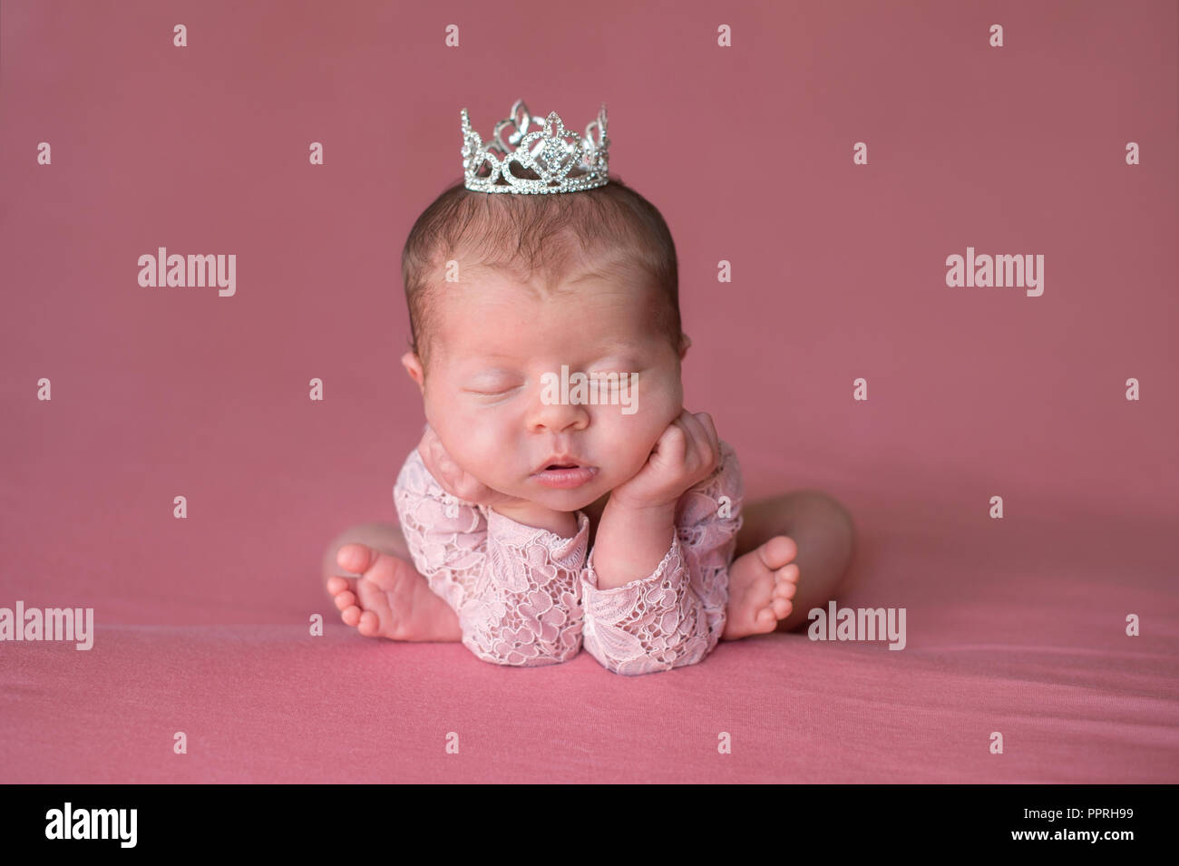 Une Belle Dormir Naissance Bebe Fille Portant Un Diademe De Strass Tourne En Studio Avec Un Fond Rose Photo Stock Alamy